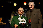onst nur für Staatschefs: Seehofer überreichte Werner Brombach einen Löwen aus Nymphenburger Porzellan (©Foto: Martin Schmitz)